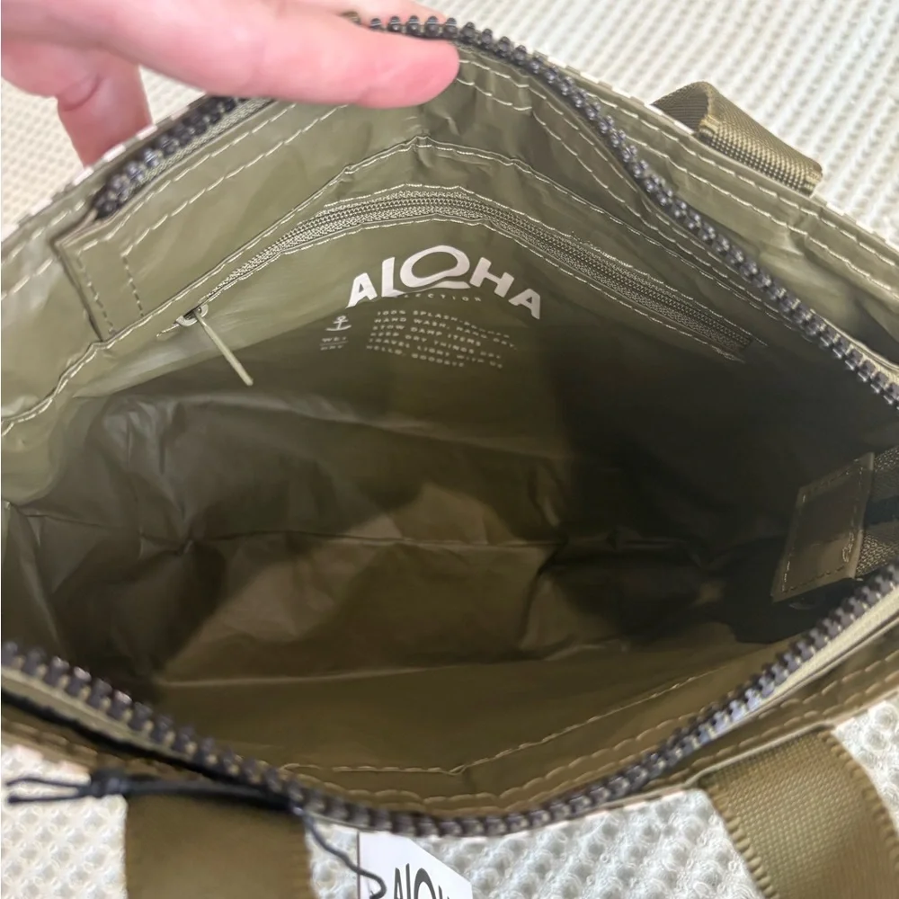 NWT Aloha Collection Crossbody - Picture 3 of 4